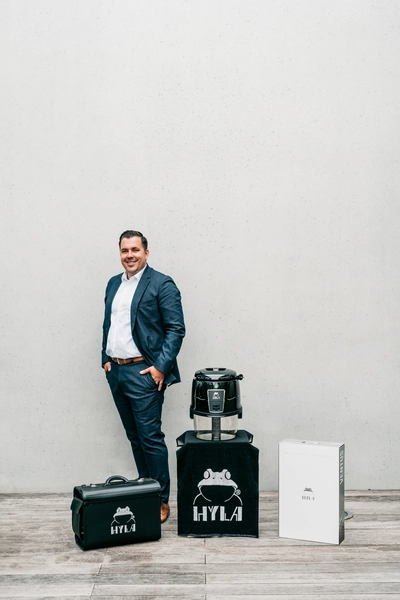 Die Schumanns - Natürliche Pflege - Mann hält Hylas Kisten