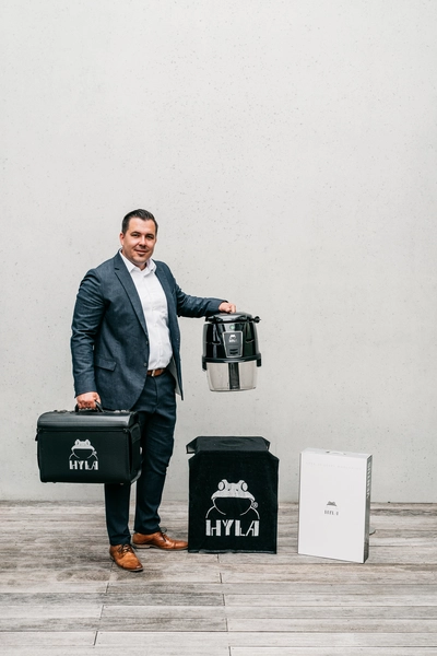 Die Schumanns - Natürliche Pflege - Mann hält Hylas Kisten